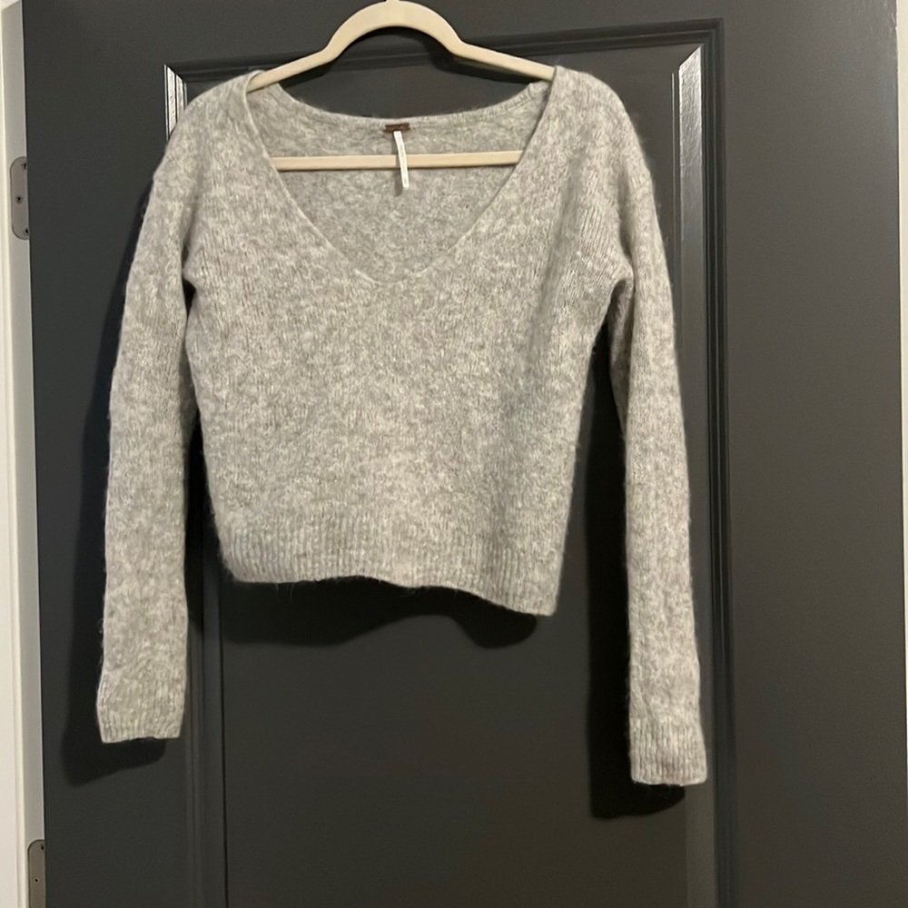 Free people gray v neck sweater size XS